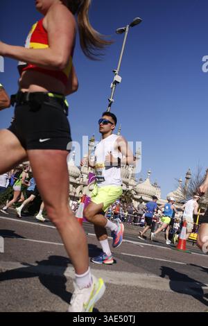 6 avril 2025, Brighton, Royaume-Uni Marathon annuel de Brighton des milliers de personnes courent dans les rues de la station balnéaire de Brighton et Hove. Les foules se rassemblent pour les encourager. Crédit photo : Roland Ravenhill/Alamy Banque D'Images