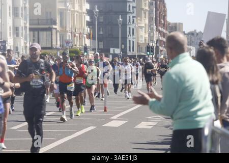 6 avril 2025, Brighton, Royaume-Uni Marathon annuel de Brighton des milliers de personnes courent dans les rues de la station balnéaire de Brighton et Hove. Les foules se rassemblent pour les encourager. Crédit photo : Roland Ravenhill/Alamy Banque D'Images