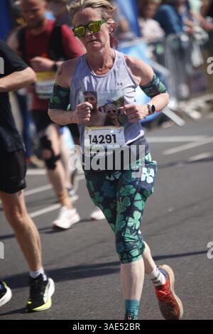6 avril 2025, Brighton, Royaume-Uni Marathon annuel de Brighton des milliers de personnes courent dans les rues de la station balnéaire de Brighton et Hove. Les foules se rassemblent pour les encourager. Crédit photo : Roland Ravenhill/Alamy Banque D'Images