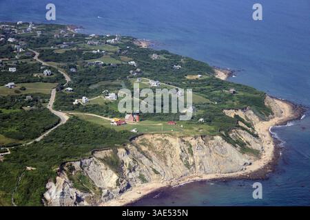 16 juillet 2011 - Block Island, Rhode Island, États-Unis - vue aérienne du phare sud-est et des falaises de Mohegan sur Block Island, une destination touristique estivale populaire dans l'État de Rhode Island. (Crédit image : © Kevin Coughlin/ZUMAPRESS.com) Banque D'Images