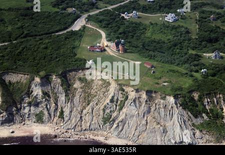 16 juillet 2011 - Block Island, Rhode Island, États-Unis - vue aérienne du phare sud-est et des falaises de Mohegan sur Block Island, une destination touristique estivale populaire dans l'État de Rhode Island. (Crédit image : © Kevin Coughlin/ZUMAPRESS.com) Banque D'Images