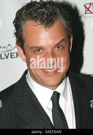 14 septembre 2004 ; Hollywood, CA, États-Unis ; DANNY HUSTON lors de la première de "Silver City" à Los Angeles au Arclight Cinerama Dome. (Crédit image : Rena Durham/ZUMAPRESS.com) Banque D'Images