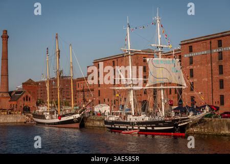 Chalutier de pêche « Pelican of London » et brick « TS Royalist », Royal Albert Dock, Liverpool, Angleterre, Royaume-Uni Banque D'Images