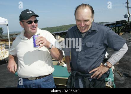 30 septembre 2002 ; Somerset County, PA, États-Unis ; le mineur JOHN UNGER (G) parle avec l'acteur TOM BOWER, l'acteur qui le dépeint dans le téléfilm d'ABC sur le sauvetage dramatique de la mine Quecreek. (Crédit image : Jason Cohn/ZUMAPRESS.com) Banque D'Images