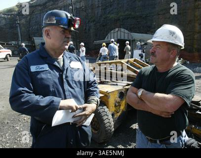 30 septembre 2002 ; Somerset County, PA, États-Unis ; L'acteur JOHN RATZENBERGER (l) parle avec son alter ego de la vie réelle mineur Quecreek THOMAS FOY sur le tournage du téléfilm réalisé sur la mine Quecreek par ABC.. (Crédit image : Jason Cohn/ZUMAPRESS.com) Banque D'Images
