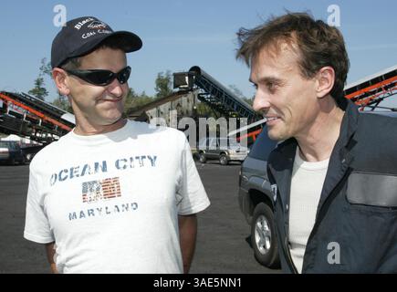 30 septembre 2002 ; Somerset County, PA, États-Unis ; le mineur de Quecreek MARK POPERNACK (G) parle avec l'acteur ROBERT KNEPPER (d) qui le dépeint dans le téléfilm d'ABC sur le sauvetage dramatique de la mine de Quecreek. . (Crédit image : Jason Cohn/ZUMAPRESS.com) Banque D'Images