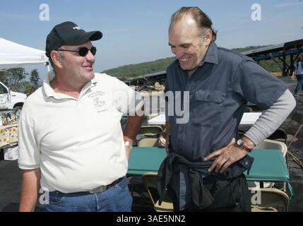 30 septembre 2002 ; Somerset County, PA, États-Unis ; le mineur JOHN UNGER (G) parle avec l'acteur TOM BOWER, l'acteur qui le dépeint dans le téléfilm d'ABC sur le sauvetage dramatique de la mine Quecreek. (Crédit image : Jason Cohn/ZUMAPRESS.com) Banque D'Images