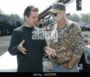 30 septembre 2002 ; Somerset County, PA, États-Unis ; le mineur de Quecreek RON HILEMAN (R) parle au producteur exécutif LARRY SANITSKY (G) sur le tournage du téléfilm réalisé par ABC sur le sauvetage dramatique de la mine de Quecreek. . (Crédit image : Jason Cohn/ZUMAPRESS.com) Banque D'Images