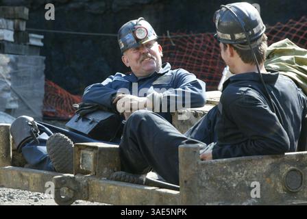 30 septembre 2002 ; Somerset County, PA, États-Unis ; (de gauche à droite) L'acteur JOHN RATZENBERGER (comme Tom Foy) et DYLAN BRUNO (comme Blaine Mayhugh) sur le tournage du téléfilm tourné sur la mine Quecreek par ABC.. (Crédit image : Jason Cohn/ZUMAPRESS.com) Banque D'Images