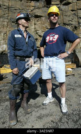 30 septembre 2002 ; Somerset County, PA, États-Unis ; L'acteur DYLAN BRUNO (comme Blaine Mayhugh) et son alter-ego de la vie réelle BLAINE MAYHUGH sur le tournage du téléfilm en cours de réalisation sur la mine Quecreek par ABC.. (Crédit image : Jason Cohn/ZUMAPRESS.com) Banque D'Images