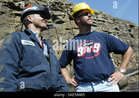30 septembre 2002 ; Somerset County, PA, États-Unis ; L'acteur DYLAN BRUNO (comme Blaine Mayhugh) et son alter-ego de la vie réelle BLAINE MAYHUGH sur le tournage du téléfilm en cours de réalisation sur la mine Quecreek par ABC.. (Crédit image : Jason Cohn/ZUMAPRESS.com) Banque D'Images