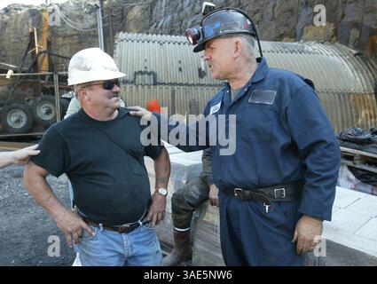 30 septembre 2002 ; Somerset County, PA, États-Unis ; L'acteur JOHN RATZENBERGER (R) parle avec son alter-ego mineur Quecreek de la vie réelle THOMAS FOY sur le tournage du téléfilm réalisé sur la mine Quecreek par ABC.. (Crédit image : Jason Cohn/ZUMAPRESS.com) Banque D'Images