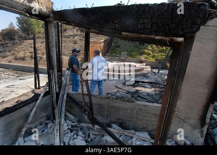 Oct 26, 2007 - San Diego, CA, Etats-Unis - le propriétaire GARY LYONS examine les dommages causés à sa propriété par l'incendie qui a balayé le quartier de Rancho Bernardo à San Diego. Les résidents ont entamé le processus de nettoyage et de rétablissement alors que les pompiers combattent encore cinq incendies majeurs dans le nord et l'est du comté (crédit image : Earl S. Cryer/ZUMAPRESS.com) Banque D'Images