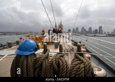 23 mai 2008 - San Diego, Californie, États-Unis - les membres de l'équipage du grand navire Eagle de la Garde côtière des États-Unis manquent les cordes alors qu'il tire dans la baie de San Diego le 23 mai 2008 lors d'une visite sur la côte ouest. L'Eagle, le seul voilier carrément gréé dans le service du gouvernement des États-Unis, a été commandé à l'origine le Horst Wessel en 1936 par l'Allemagne nazie où il était l'un des trois navires d'entraînement utilisés pour former les cadets de la marine. Pris comme prix de guerre par les États-Unis en 1946 et renommé, l'Aigle permet maintenant aux futurs officiers de la Garde côtière d'appliquer la formation en navigation, ingénierie et leadership qu'ils ont Banque D'Images