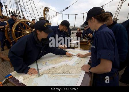 23 mai 2008 - San Diego, Californie, États-Unis - les membres de l'équipage du Tall Ship Eagle de la Garde côtière américaine vérifient les cartes alors qu'il arrive dans la baie de San Diego le 23 mai 2008 lors d'une visite sur la côte ouest. L'Eagle, le seul voilier carrément gréé dans le service du gouvernement des États-Unis, a été commandé à l'origine le Horst Wessel en 1936 par l'Allemagne nazie où il était l'un des trois navires d'entraînement utilisés pour former les cadets de la marine. Pris comme prix de guerre par les États-Unis en 1946 et renommé, l'Aigle permet maintenant aux futurs officiers de la Garde côtière d'appliquer la formation de navigation, d'ingénierie et de leadership Banque D'Images