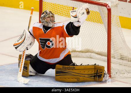 19 janvier 2012 : le gardien des Flyers de Philadelphie Sergei Bobrovsky (35 ans) avec le gant de sauvetage lors du match de la LNH entre les Islanders de New York et les Flyers de Philadelphie au Well Fargo Center à Philadelphie, en Pennsylvanie. Les Islanders ont battu les Flyers, 4-1.(image crédit : © Chris Szagola/Cal Sport Media/ZUMAPRESS.com) Banque D'Images
