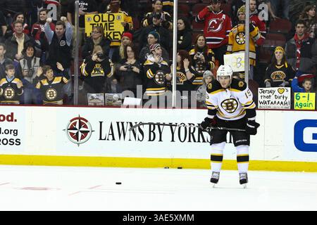 19 janvier 2012 - Newark, New Jersey, États-Unis d'Amérique - les fans des Boston Bruins regardent le centre des Boston Bruins Tyler Seguin (19 ans) et les Bruins s'échauffent avant le match de la LNH entre les Boston Bruins et les New Jersey Devils au Prudential Center de Newark, NJ (crédit image : © Vinny Carchietta/Southcreek/ZUMAPRESS.com) Banque D'Images