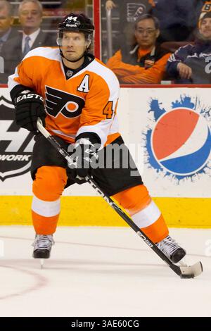 19 janvier 2012 : le défenseur Kimmo Timonen (44 ans) des Flyers de Philadelphie en action avec la rondelle pendant le match de la LNH entre les Islanders de New York et les Flyers de Philadelphie au Well Fargo Center à Philadelphie, en Pennsylvanie. Les Islanders ont battu les Flyers, 4-1.(image crédit : © Chris Szagola/Cal Sport Media/ZUMAPRESS.com) Banque D'Images