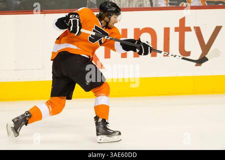 19 janvier 2012 : Sean Couturier (14 ans), le centre des Flyers de Philadelphie, avec le coup de gifle lors du match de la LNH entre les Islanders de New York et les Flyers de Philadelphie, au Well Fargo Center à Philadelphie, en Pennsylvanie. Les Islanders ont battu les Flyers, 4-1.(image crédit : © Chris Szagola/Cal Sport Media/ZUMAPRESS.com) Banque D'Images