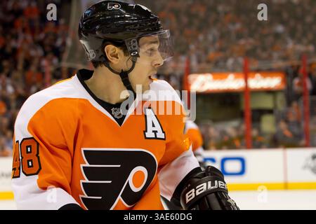 19 janvier 2012 : le centre des Flyers de Philadelphie Danny Briere (48 ans) revient sur le match de la LNH entre les Islanders de New York et les Flyers de Philadelphie au Well Fargo Center à Philadelphie, en Pennsylvanie. Les Islanders ont battu les Flyers, 4-1.(image crédit : © Chris Szagola/Cal Sport Media/ZUMAPRESS.com) Banque D'Images
