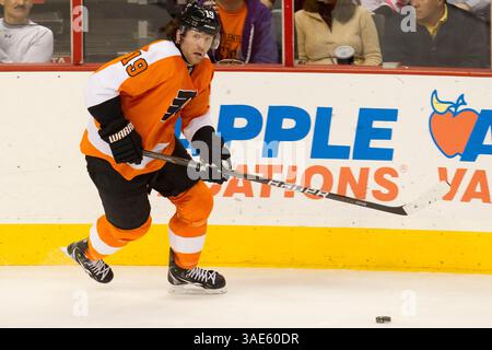 19 janvier 2012 : les Flyers de Philadelphie quittent l'aile Scott Hartnell (19 ans) en action avec la rondelle lors du match de la LNH entre les Islanders de New York et les Flyers de Philadelphie au Well Fargo Center à Philadelphie, en Pennsylvanie. Les Islanders ont battu les Flyers, 4-1.(image crédit : © Chris Szagola/Cal Sport Media/ZUMAPRESS.com) Banque D'Images