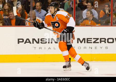 19 janvier 2012 : Claude Giroux (28 ans), le centre des Flyers de Philadelphie, est en action lors du match de la LNH entre les Islanders de New York et les Flyers de Philadelphie au Well Fargo Center à Philadelphie, en Pennsylvanie. Les Islanders ont battu les Flyers, 4-1.(image crédit : © Chris Szagola/Cal Sport Media/ZUMAPRESS.com) Banque D'Images
