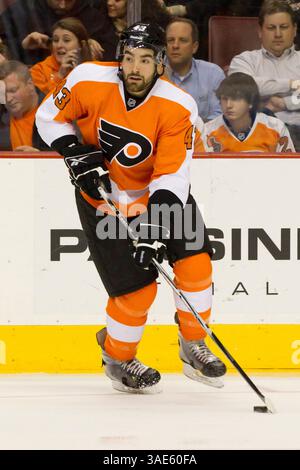 19 janvier 2012 : Marc-André Bourdon (43), défenseur des Flyers de Philadelphie, patine avec la rondelle pendant le match de la LNH entre les Islanders de New York et les Flyers de Philadelphie au Well Fargo Center à Philadelphie, en Pennsylvanie. Les Islanders ont battu les Flyers, 4-1.(image crédit : © Chris Szagola/Cal Sport Media/ZUMAPRESS.com) Banque D'Images