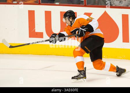 19 janvier 2012 : Matt Read (24 ans), aile droite des Flyers de Philadelphie, avec le coup de gifle pendant le match de la LNH entre les Islanders de New York et les Flyers de Philadelphie au Well Fargo Center à Philadelphie, en Pennsylvanie. Les Islanders ont battu les Flyers, 4-1.(image crédit : © Chris Szagola/Cal Sport Media/ZUMAPRESS.com) Banque D'Images