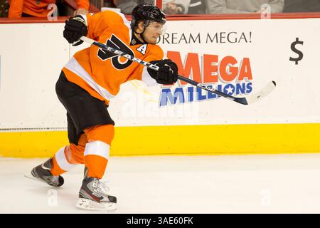 19 janvier 2012 : Kimmo Timonen (44 ans), défenseur des Flyers de Philadelphie, lors du match de la LNH opposant les Islanders de New York aux Flyers de Philadelphie, au Well Fargo Center à Philadelphie, en Pennsylvanie. Les Islanders ont battu les Flyers, 4-1.(image crédit : © Chris Szagola/Cal Sport Media/ZUMAPRESS.com) Banque D'Images
