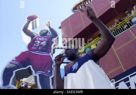 19 septembre 2004 ; Universal City, CA, États-Unis ; L'ancien Laker SHAQUILLE O'NEAL parle dimanche aux fans dans son magasin Team LA à Universal CityWalk. Shaquille a reçu un prix spécial de la Fondation Make A Wish de Great Los Angeles lors de sa visite. Un nouvel uniforme NBA Western All-Star a également remplacé le maillot des Lakers sur l'enseigne au néon de 40 pieds qui pend au-dessus de l'entrée du magasin. (Crédit image : Ringo Chiu/ZUMAPRESS.com) Banque D'Images