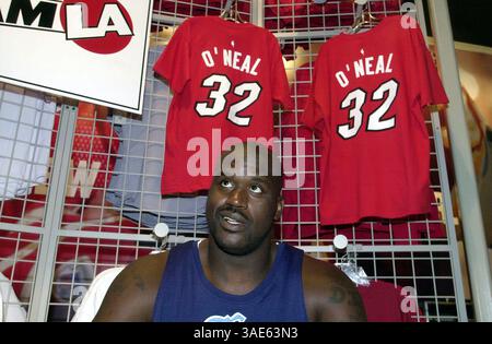 19 septembre 2004 ; Universal City, CA, États-Unis ; ancien Laker SHAQUILLE O'NEAL à son magasin Team LA à Universal CityWalk dimanche. Shaquille a reçu un prix spécial de la Fondation Make A Wish de Great Los Angeles lors de sa visite. Un nouvel uniforme NBA Western All-Star a également remplacé le maillot des Lakers sur l'enseigne au néon de 40 pieds qui pend au-dessus de l'entrée du magasin. (Crédit image : Ringo Chiu/ZUMAPRESS.com) Banque D'Images
