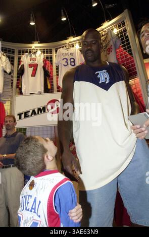 19 septembre 2004 ; Universal City, CA, États-Unis ; L'ancien Laker SHAQUILLE O'NEAL parle dimanche à un jeune fan dans son magasin Team LA à Universal CityWalk. Shaquille a reçu un prix spécial de la Fondation Make A Wish de Great Los Angeles lors de sa visite. Un nouvel uniforme NBA Western All-Star a également remplacé le maillot des Lakers sur l'enseigne au néon de 40 pieds qui pend au-dessus de l'entrée du magasin. (Crédit image : Ringo Chiu/ZUMAPRESS.com) Banque D'Images