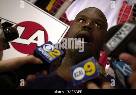 19 septembre 2004 ; Universal City, CA, États-Unis ; ancien Laker SHAQUILLE O'NEAL interviewé par les médias à son magasin Team LA à Universal CityWalk dimanche. Shaquille a reçu un prix spécial de la Fondation Make A Wish de Great Los Angeles lors de sa visite. Un nouvel uniforme NBA Western All-Star a également remplacé le maillot des Lakers sur l'enseigne au néon de 40 pieds qui pend au-dessus de l'entrée du magasin. (Crédit image : Ringo Chiu/ZUMAPRESS.com) Banque D'Images