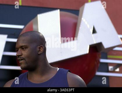19 septembre 2004 ; Universal City, CA, États-Unis ; ancien Laker SHAQUILLE O'NEAL à son magasin Team LA à Universal CityWalk dimanche. Shaquille a reçu un prix spécial de la Fondation Make A Wish de Great Los Angeles lors de sa visite. Un nouvel uniforme NBA Western All-Star a également remplacé le maillot des Lakers sur l'enseigne au néon de 40 pieds qui pend au-dessus de l'entrée du magasin. (Crédit image : Ringo Chiu/ZUMAPRESS.com) Banque D'Images
