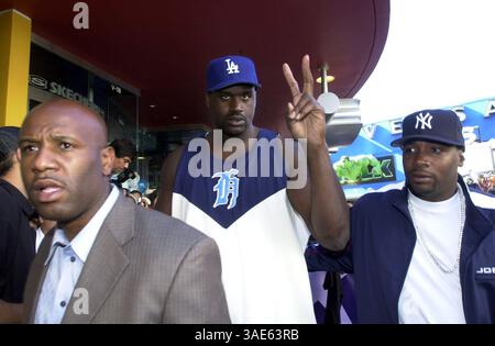 19 septembre 2004 ; Universal City, CA, États-Unis ; L'ancien Laker SHAQUILLE O'NEAL fait clignoter le signe de la victoire dans son magasin Team LA à Universal CityWalk dimanche. Shaquille a reçu un prix spécial de la Fondation Make A Wish de Great Los Angeles lors de sa visite. Un nouvel uniforme NBA Western All-Star a également remplacé le maillot des Lakers sur l'enseigne au néon de 40 pieds qui pend au-dessus de l'entrée du magasin. (Crédit image : Ringo Chiu/ZUMAPRESS.com) Banque D'Images
