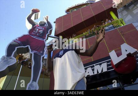 19 septembre 2004 ; Universal City, CA, États-Unis ; L'ancien Laker SHAQUILLE O'NEAL parle dimanche aux fans dans son magasin Team LA à Universal CityWalk. Shaquille a reçu un prix spécial de la Fondation Make A Wish de Great Los Angeles lors de sa visite. Un nouvel uniforme NBA Western All-Star a également remplacé le maillot des Lakers sur l'enseigne au néon de 40 pieds qui pend au-dessus de l'entrée du magasin. (Crédit image : Ringo Chiu/ZUMAPRESS.com) Banque D'Images