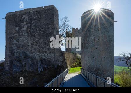 Le château de Pfeffingen ruine tour haut au-dessus du village du même nom et de la vallée de Birseck Banque D'Images