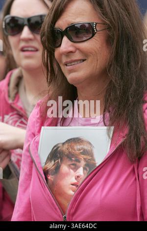 14 juin 2008 - Marina del Rey, Californie , États-Unis - ZAC SUNDERLAND, 16 ans, commence sa tentative d'être la plus jeune personne à faire le tour du globe en solo au port de Marina del Rey en Californie du Sud. Sunderland, de Thousand Oaks, Californie, espère battre le record détenu par David Dicks, en complétant le voyage en 11 mois à bord de son voilier de 36 pieds The Intrepid (crédit image : Ringo Chiu/ZUMAPRESS.com) Banque D'Images