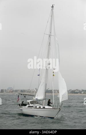 14 juin 2008 - Marina del Rey, Californie , États-Unis - ZAC SUNDERLAND, 16 ans, commence sa tentative d'être la plus jeune personne à faire le tour du globe en solo au port de Marina del Rey en Californie du Sud. Sunderland, de Thousand Oaks, Californie, espère battre le record détenu par David Dicks, en complétant le voyage en 11 mois à bord de son voilier de 36 pieds The Intrepid (crédit image : Ringo Chiu/ZUMAPRESS.com) Banque D'Images