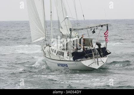 14 juin 2008 - Marina del Rey, Californie , États-Unis - ZAC SUNDERLAND, 16 ans, commence sa tentative d'être la plus jeune personne à faire le tour du globe en solo au port de Marina del Rey en Californie du Sud. Sunderland, de Thousand Oaks, Californie, espère battre le record détenu par David Dicks, en complétant le voyage en 11 mois à bord de son voilier de 36 pieds The Intrepid (crédit image : Ringo Chiu/ZUMAPRESS.com) Banque D'Images