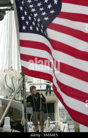 14 juin 2008 - Marina del Rey, Californie , États-Unis - ZAC SUNDERLAND, 16 ans, commence sa tentative d'être la plus jeune personne à faire le tour du globe en solo au port de Marina del Rey en Californie du Sud. Sunderland, de Thousand Oaks, Californie, espère battre le record détenu par David Dicks, en complétant le voyage en 11 mois à bord de son voilier de 36 pieds The Intrepid (crédit image : Ringo Chiu/ZUMAPRESS.com) Banque D'Images