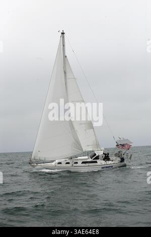 14 juin 2008 - Marina del Rey, Californie , États-Unis - ZAC SUNDERLAND, 16 ans, commence sa tentative d'être la plus jeune personne à faire le tour du globe en solo au port de Marina del Rey en Californie du Sud. Sunderland, de Thousand Oaks, Californie, espère battre le record détenu par David Dicks, en complétant le voyage en 11 mois à bord de son voilier de 36 pieds The Intrepid (crédit image : Ringo Chiu/ZUMAPRESS.com) Banque D'Images