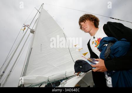 14 juin 2008 - Marina del Rey, Californie , États-Unis - ZAC SUNDERLAND, 16 ans, commence sa tentative d'être la plus jeune personne à faire le tour du globe en solo au port de Marina del Rey en Californie du Sud. Sunderland, de Thousand Oaks, Californie, espère battre le record détenu par David Dicks, en complétant le voyage en 11 mois à bord de son voilier de 36 pieds The Intrepid (crédit image : Ringo Chiu/ZUMAPRESS.com) Banque D'Images