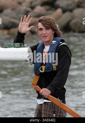 14 juin 2008 - Marina del Rey, Californie , États-Unis - ZAC SUNDERLAND, 16 ans, commence sa tentative d'être la plus jeune personne à faire le tour du globe en solo au port de Marina del Rey en Californie du Sud. Sunderland, de Thousand Oaks, Californie, espère battre le record détenu par David Dicks, en complétant le voyage en 11 mois à bord de son voilier de 36 pieds The Intrepid (crédit image : Ringo Chiu/ZUMAPRESS.com) Banque D'Images