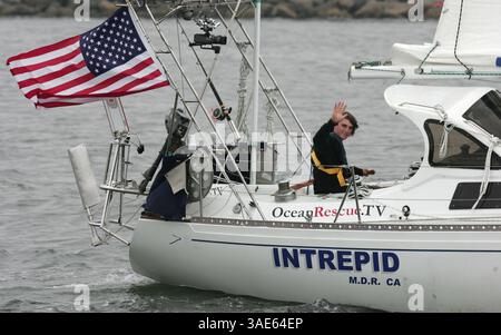 14 juin 2008 - Marina del Rey, Californie , États-Unis - ZAC SUNDERLAND, 16 ans, commence sa tentative d'être la plus jeune personne à faire le tour du globe en solo au port de Marina del Rey en Californie du Sud. Sunderland, de Thousand Oaks, Californie, espère battre le record détenu par David Dicks, en complétant le voyage en 11 mois à bord de son voilier de 36 pieds The Intrepid (crédit image : Ringo Chiu/ZUMAPRESS.com) Banque D'Images