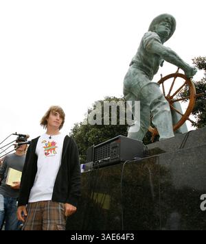14 juin 2008 - Marina del Rey, Californie , États-Unis - ZAC SUNDERLAND, 16 ans, commence sa tentative d'être la plus jeune personne à faire le tour du globe en solo au port de Marina del Rey en Californie du Sud. Sunderland, de Thousand Oaks, Californie, espère battre le record détenu par David Dicks, en complétant le voyage en 11 mois à bord de son voilier de 36 pieds The Intrepid (crédit image : Ringo Chiu/ZUMAPRESS.com) Banque D'Images