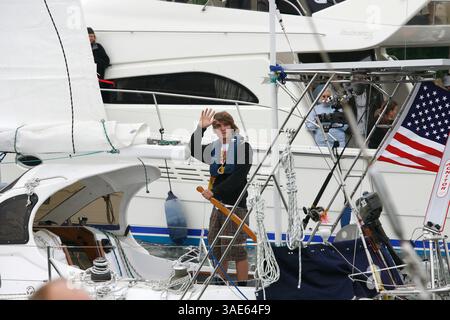 14 juin 2008 - Marina del Rey, Californie , États-Unis - ZAC SUNDERLAND, 16 ans, commence sa tentative d'être la plus jeune personne à faire le tour du globe en solo au port de Marina del Rey en Californie du Sud. Sunderland, de Thousand Oaks, Californie, espère battre le record détenu par David Dicks, en complétant le voyage en 11 mois à bord de son voilier de 36 pieds The Intrepid (crédit image : Ringo Chiu/ZUMAPRESS.com) Banque D'Images
