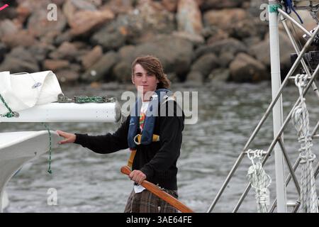14 juin 2008 - Marina del Rey, Californie , États-Unis - ZAC SUNDERLAND, 16 ans, commence sa tentative d'être la plus jeune personne à faire le tour du globe en solo au port de Marina del Rey en Californie du Sud. Sunderland, de Thousand Oaks, Californie, espère battre le record détenu par David Dicks, en complétant le voyage en 11 mois à bord de son voilier de 36 pieds The Intrepid (crédit image : Ringo Chiu/ZUMAPRESS.com) Banque D'Images