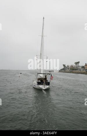 14 juin 2008 - Marina del Rey, Californie , États-Unis - ZAC SUNDERLAND, 16 ans, commence sa tentative d'être la plus jeune personne à faire le tour du globe en solo au port de Marina del Rey en Californie du Sud. Sunderland, de Thousand Oaks, Californie, espère battre le record détenu par David Dicks, en complétant le voyage en 11 mois à bord de son voilier de 36 pieds The Intrepid (crédit image : Ringo Chiu/ZUMAPRESS.com) Banque D'Images