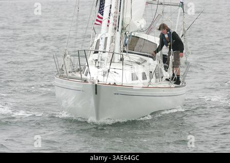 14 juin 2008 - Marina del Rey, Californie , États-Unis - ZAC SUNDERLAND, 16 ans, commence sa tentative d'être la plus jeune personne à faire le tour du globe en solo au port de Marina del Rey en Californie du Sud. Sunderland, de Thousand Oaks, Californie, espère battre le record détenu par David Dicks, en complétant le voyage en 11 mois à bord de son voilier de 36 pieds The Intrepid (crédit image : Ringo Chiu/ZUMAPRESS.com) Banque D'Images